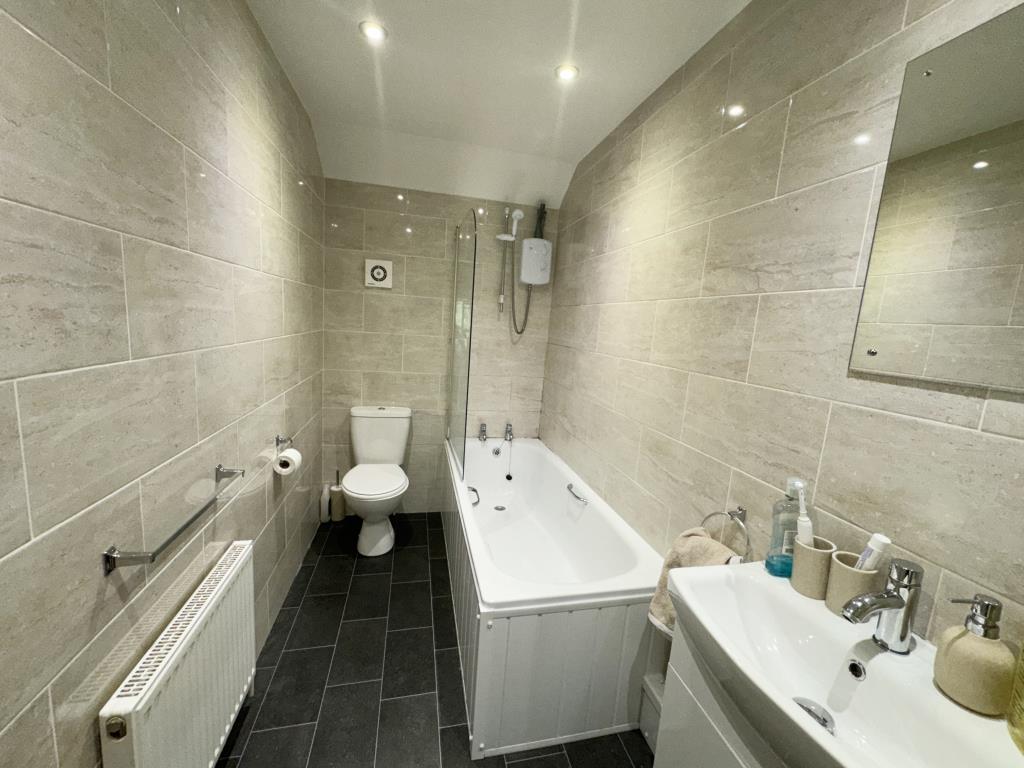 Lot: 117 - RESIDENTIAL FREEHOLD INVESTMENT - General view of Bathroom